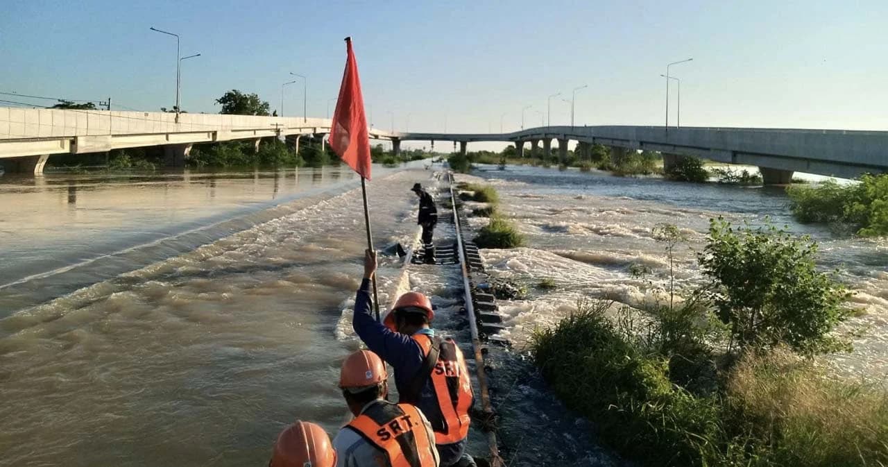 น้ำท่วมหนัก รถไฟประกาศงดวิ่ง 8 ขบวนสายอีสาน ตั้งแต่วันนี้ 29 ก.ย. 64