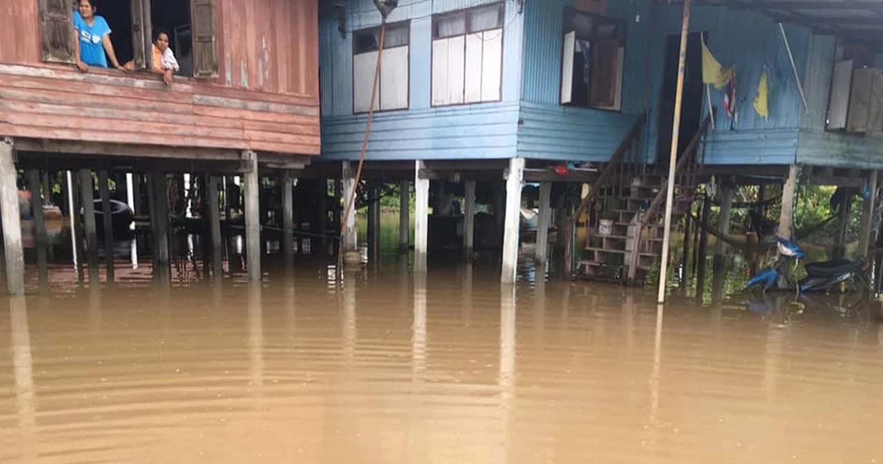 คันดินริมแม่น้ำเจ้าพระยา อ.ป่าโมก ทรุด น้ำทะลักท่วมบ้านกว่า 200 หลัง
