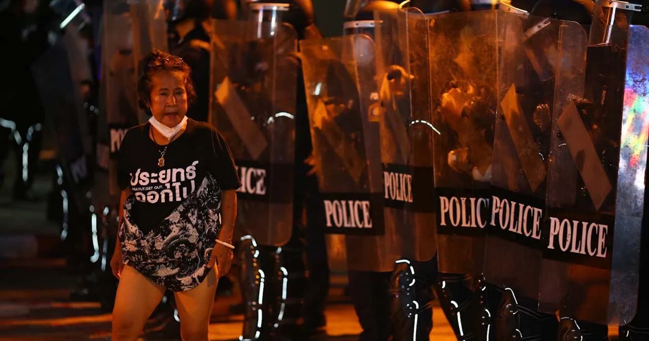 ตำรวจ เตรียมออกหมายเรียก ‘ป้าเป้า’ เปลือยกายในการชุมนุมนางเลิ้ง