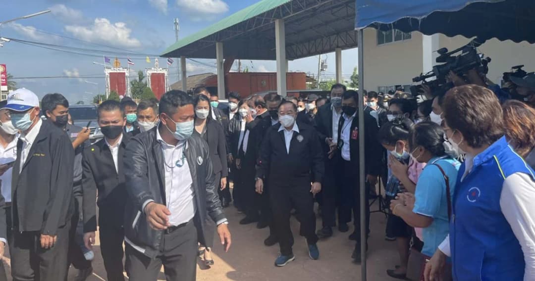 ‘ประวิตร’ ตรวจน้ำท่วมโคราช สั่งเร่งซ่อมอ่างเก็บน้ำลำเชียงไกร เจอกลุ่มต้านไม่ได้สักการะย่าโม