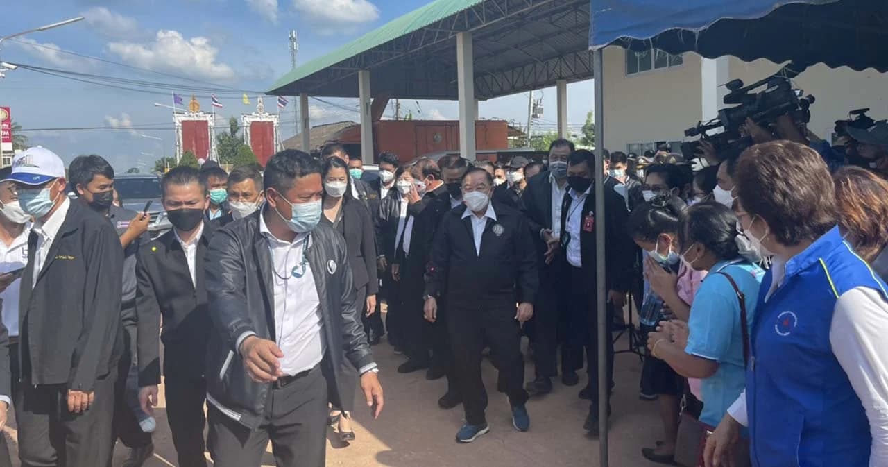 ‘ประวิตร’ ตรวจน้ำท่วมโคราช สั่งเร่งซ่อมอ่างเก็บน้ำลำเชียงไกร เจอกลุ่มต้านไม่ได้สักการะย่าโม