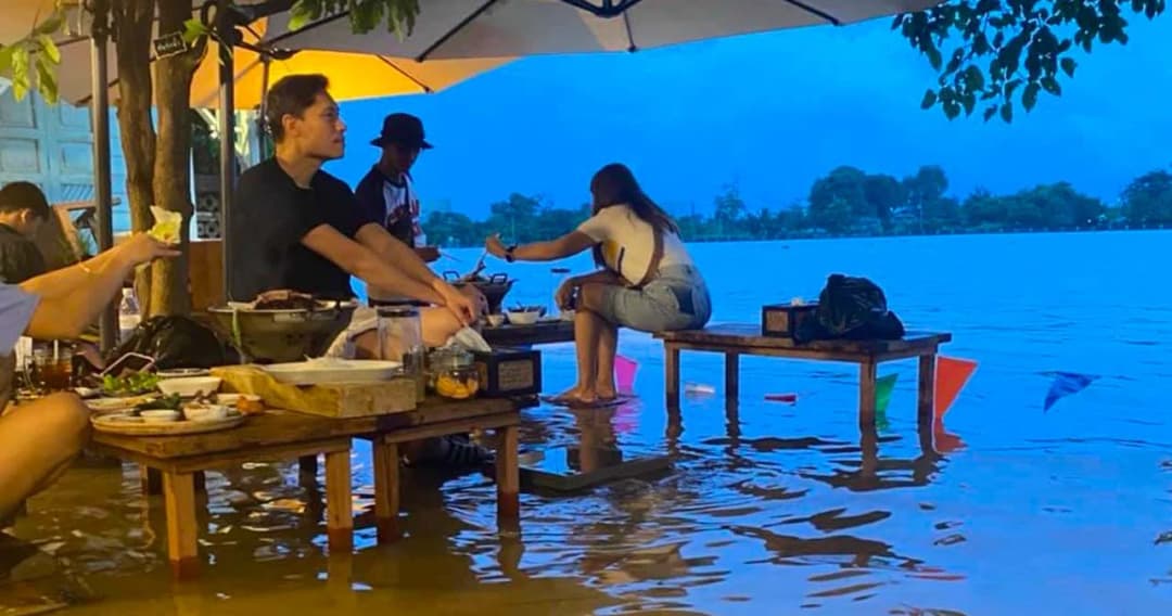 ‘หมูกระทะโต้คลื่น’ หยุดให้บริการชั่วคราวหลังน้ำขึ้นสูง แต่ร้านยังเปิดขายอาหารรอบกลางวันปกติ