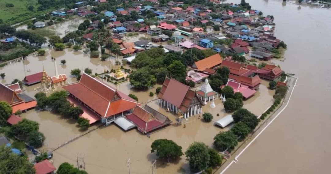 คันกั้นน้ำวัดจุฬามณีแตก น้ำทะลักเข้าท่วมวัดและบ้านเรือนประชาชน 