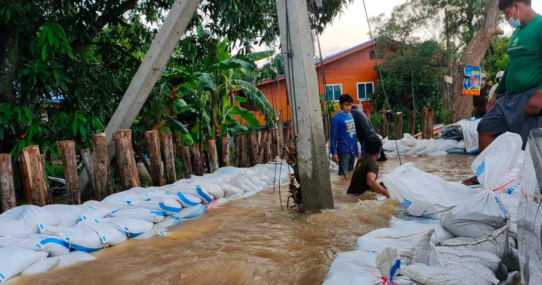 อ่างทอง พนังคอนกรีตริมแม่น้ำเจ้าพระยาทรุด น้ำทะลักเข้าท่วมบ้านประชาชน