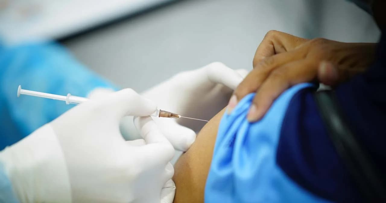 15 ธ.ค. นี้ เปิดให้ ‘ผู้ประกันตน ม.33’ ลงทะเบียน ฉีดวัคซีนเข็ม 3