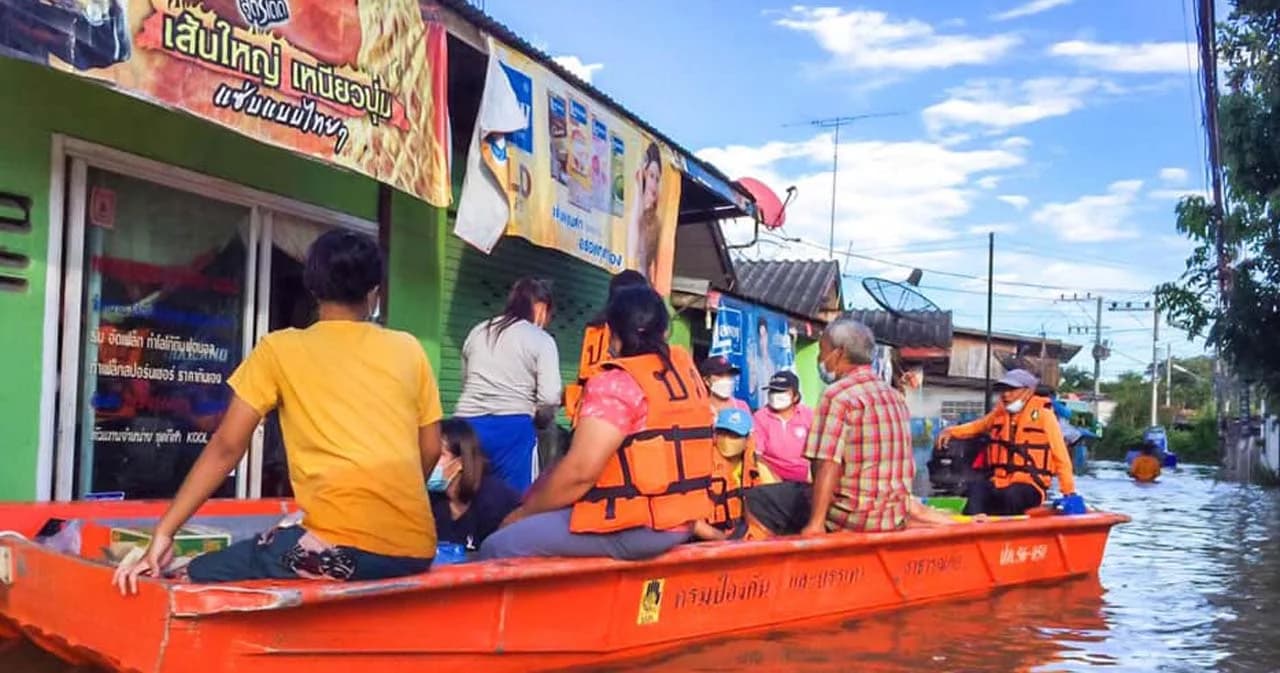 ปภ. เผยยังมี 16 จังหวัดน้ำท่วม ชาวบ้านเดือดร้อนกว่าแสนครัวเรือน เสียชีวิต 9 ราย