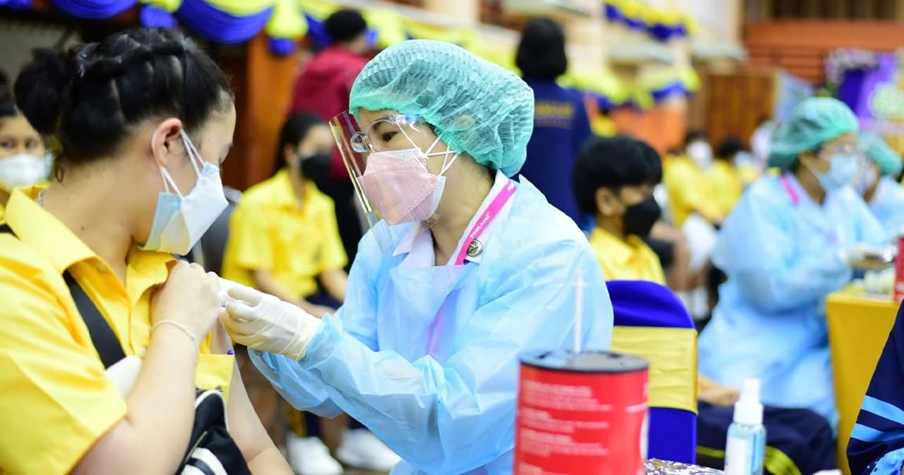 นักเรียน ร.ร.สุรศักดิ์มนตรี 2,500 คน ลงทะเบียนฉีดวัคซีน ไฟเซอร์