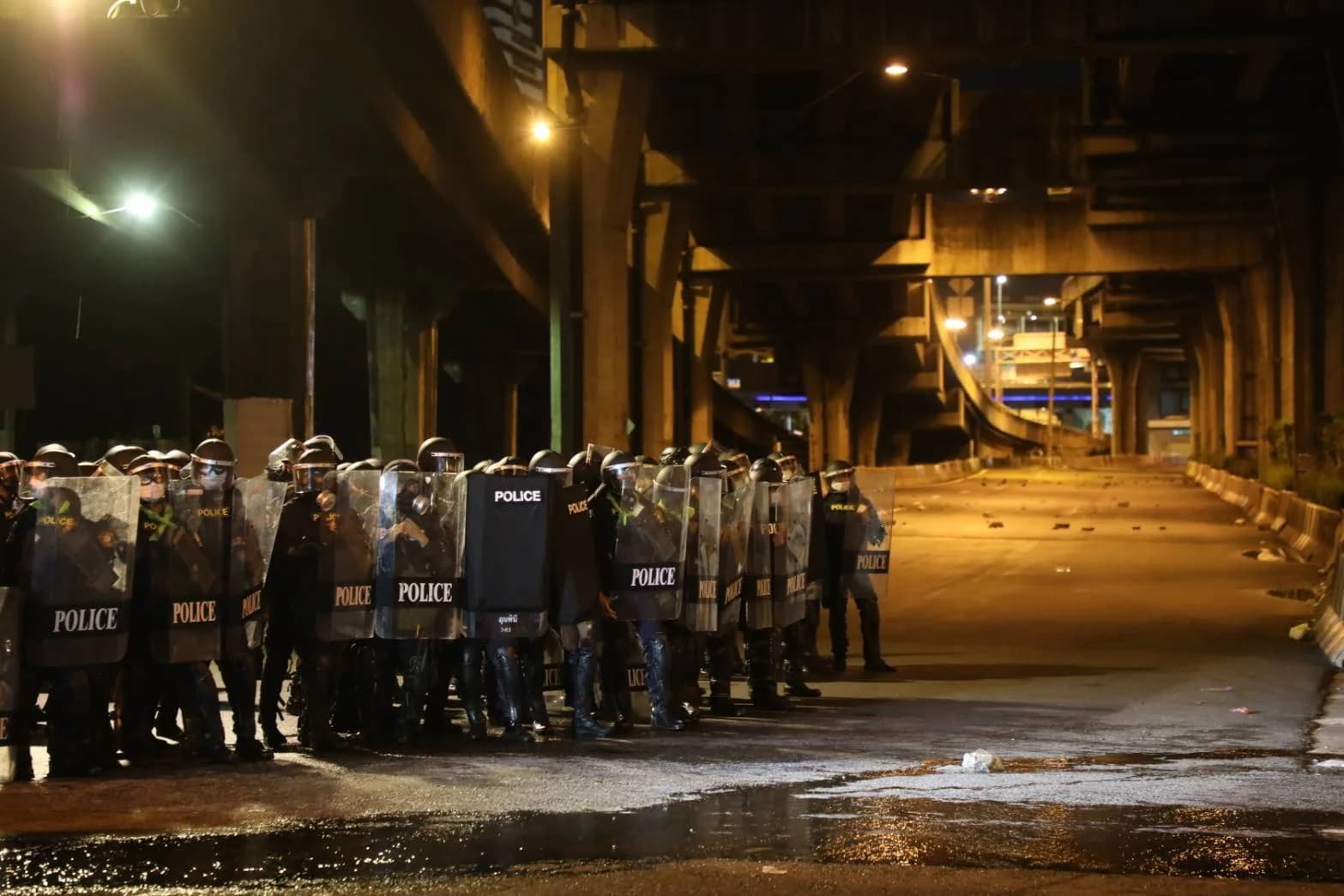 เปิดปฏิบัติการปูพรม-ปิดล้อม-ตรวจค้น แฟลตดินแดง