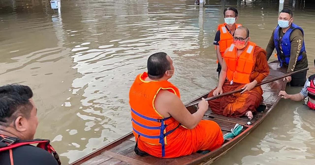 2 พส. ลงพื้นที่น้ำท่วมช่วยญาติโยม อยุธยา