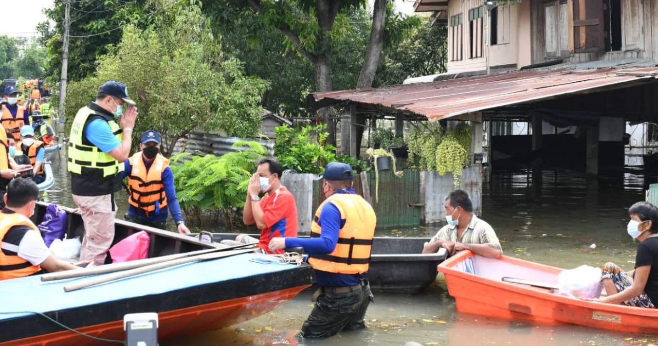 อนุทิน ลงพื้นที่น้ำท่วม อ่างทอง-อยุธยา เตรียมหารือ รมว.คมนาคม ปรับปรุงถนนแก้ปัญหาระบบระบายน้ำ