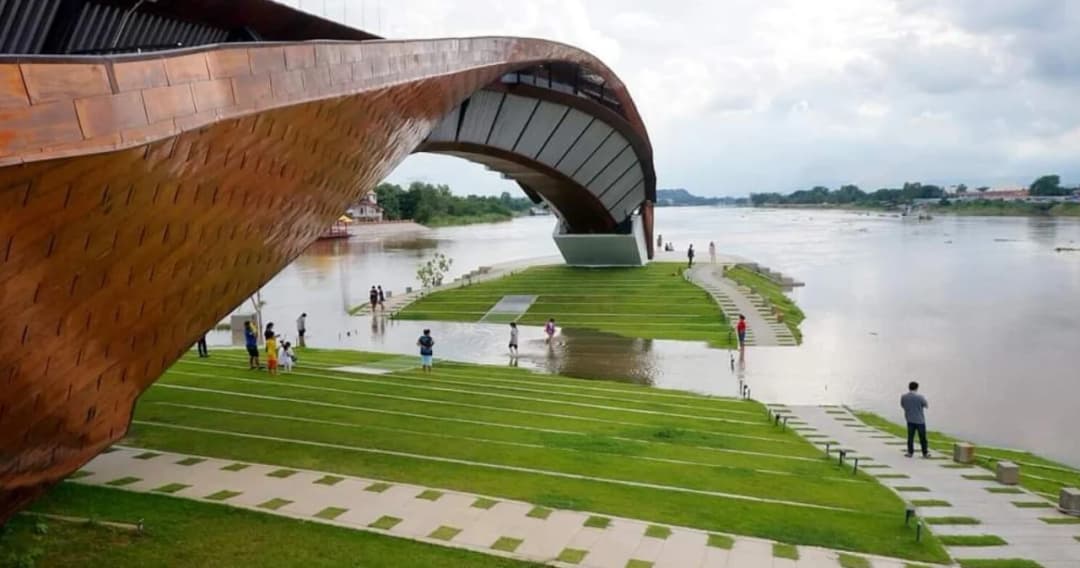 พาชมพาสาน ในวันน้ำหลาก สถาปัตยกรรมสุดล้ำแห่งเมืองปากน้ำโพ