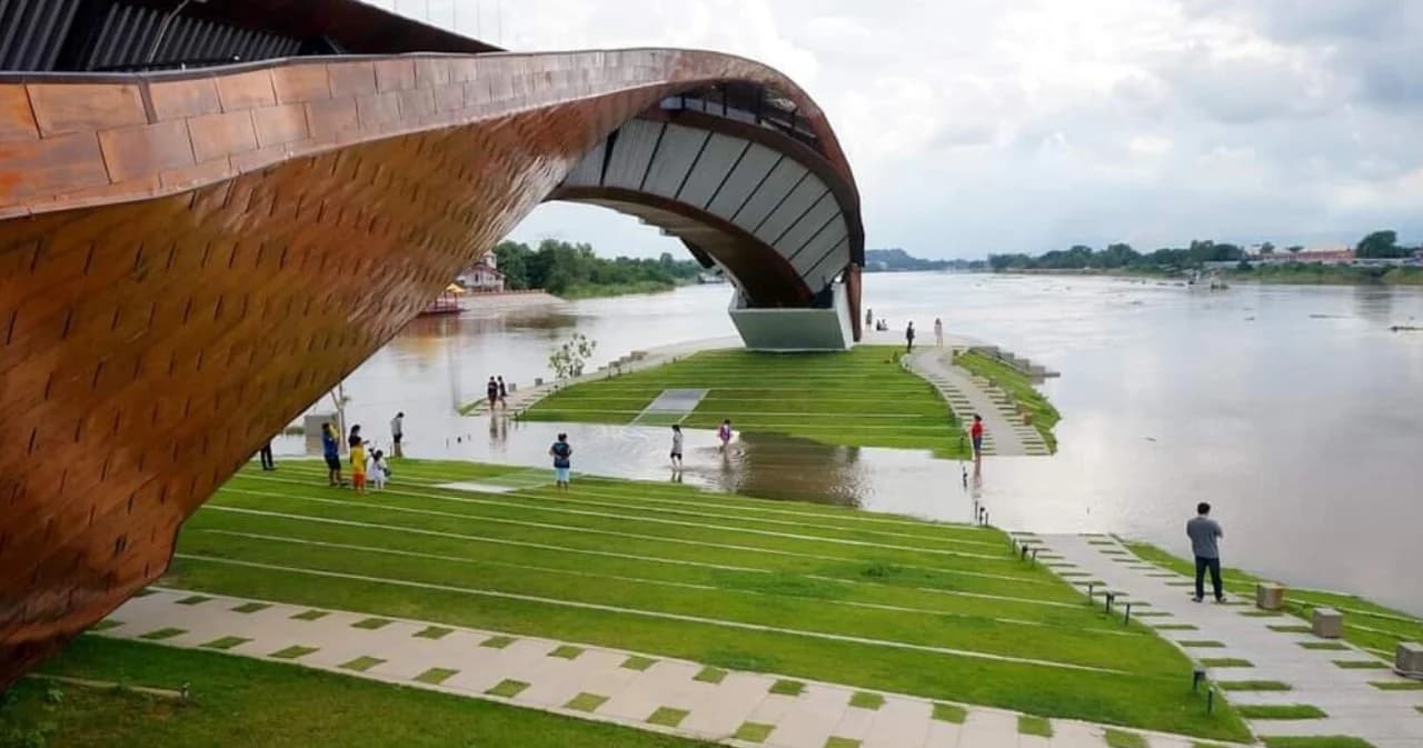 พาชมพาสาน ในวันน้ำหลาก สถาปัตยกรรมสุดล้ำแห่งเมืองปากน้ำโพ