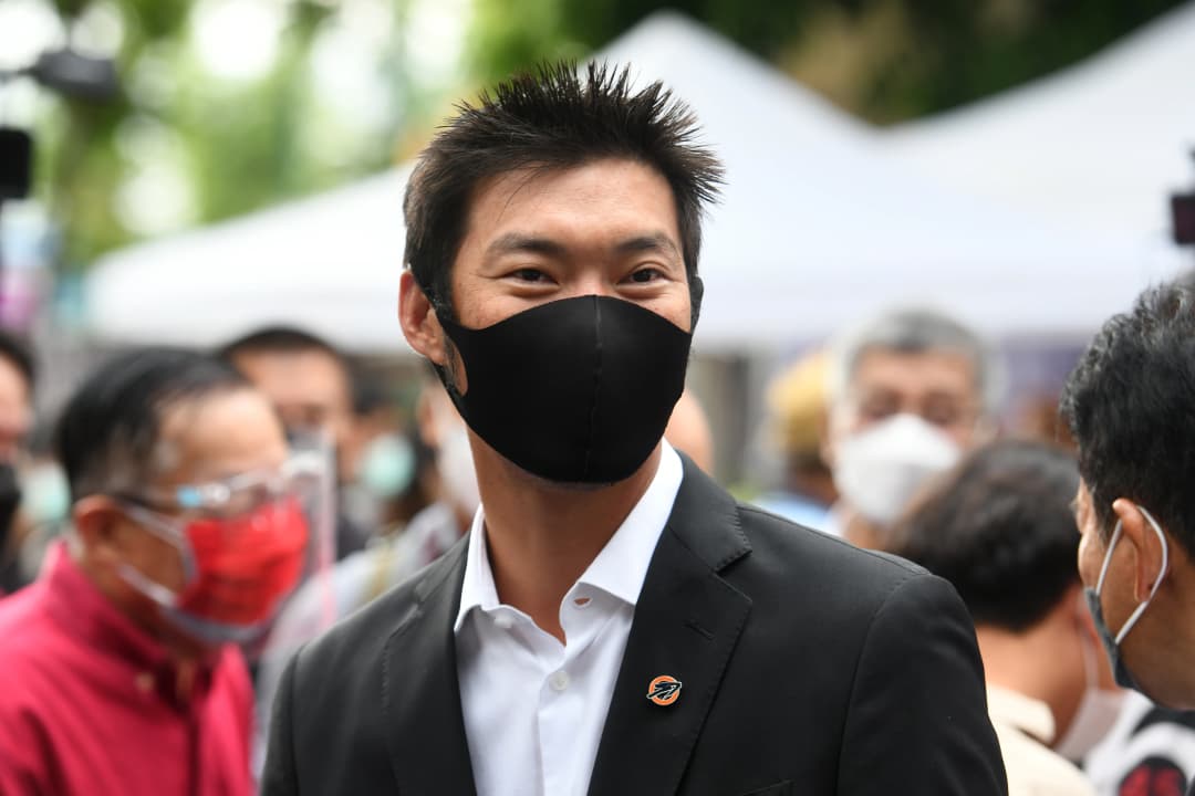 ตร.นางเลิ้งส่งตัว ‘ธนาธร’ ให้อัยการพิจารณา ปมไลฟ์เรื่องการจัดหาวัคซีน 3 ข้อหา รวม ม.112 ด้วย