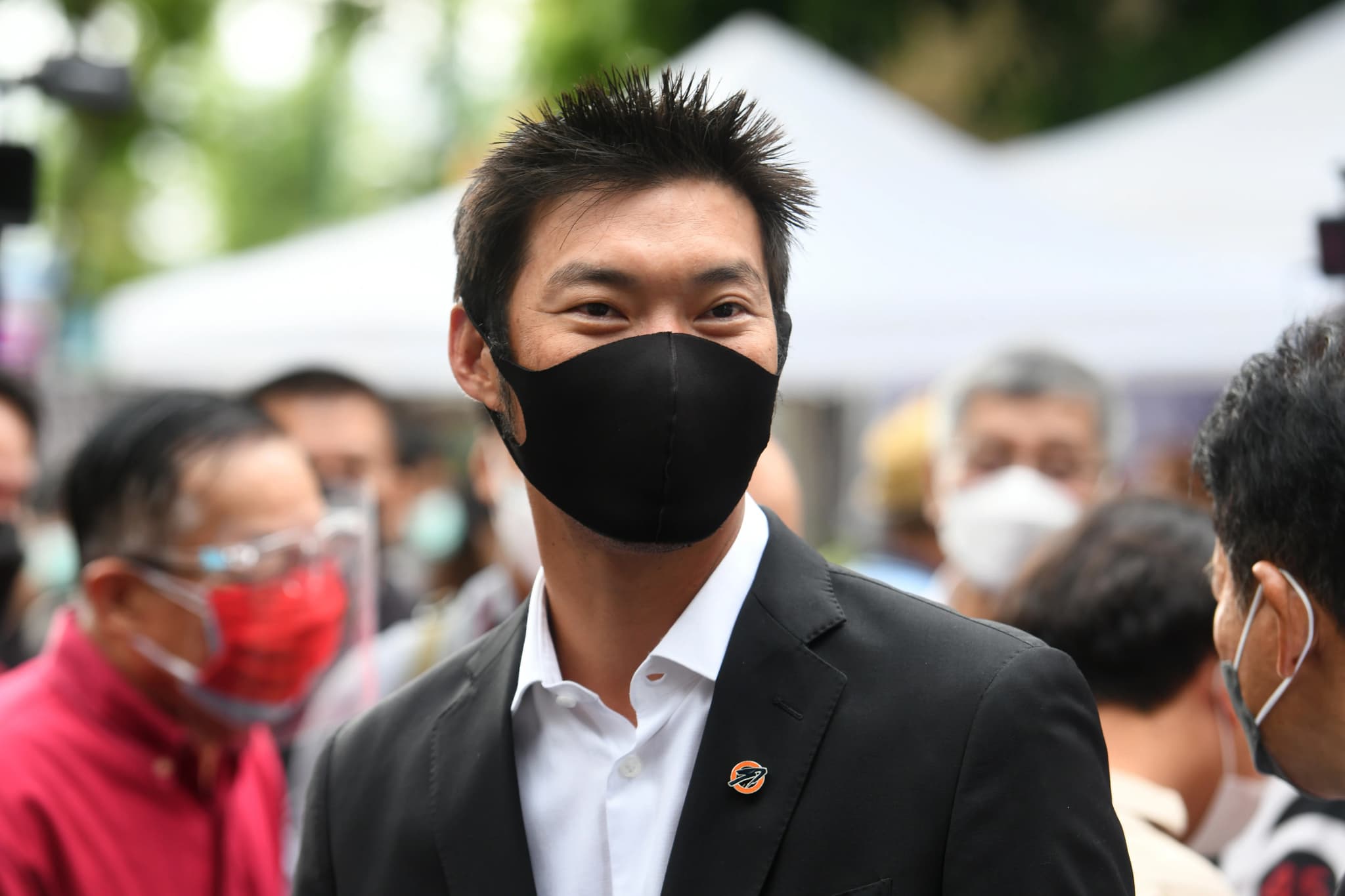 ตร.นางเลิ้งส่งตัว ‘ธนาธร’ ให้อัยการพิจารณา ปมไลฟ์เรื่องการจัดหาวัคซีน 3 ข้อหา รวม ม.112 ด้วย