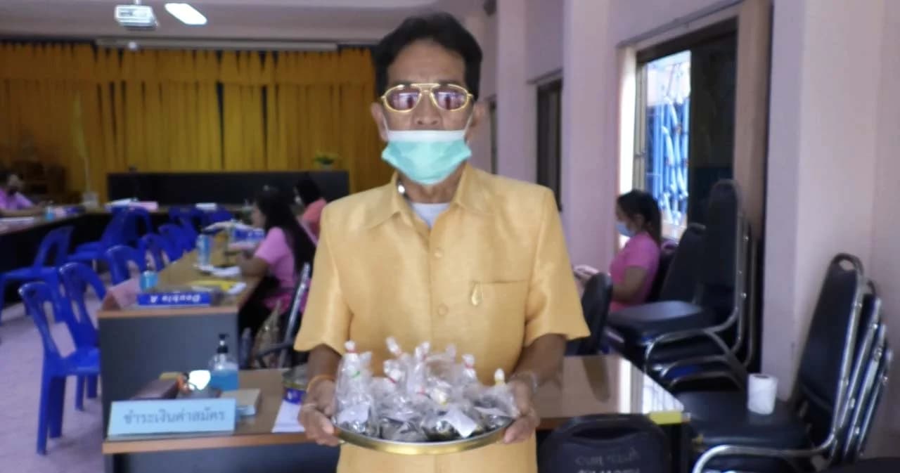 อดีตข้าราชการครู หอบเงินเหรียญ ที่สะสมนาน 8 ปี ลงจ่ายค่าสมัคร 2,500 บาท ลงชิงเก้าอี้ ‘นายก อบต.เพชรบูรณ์’