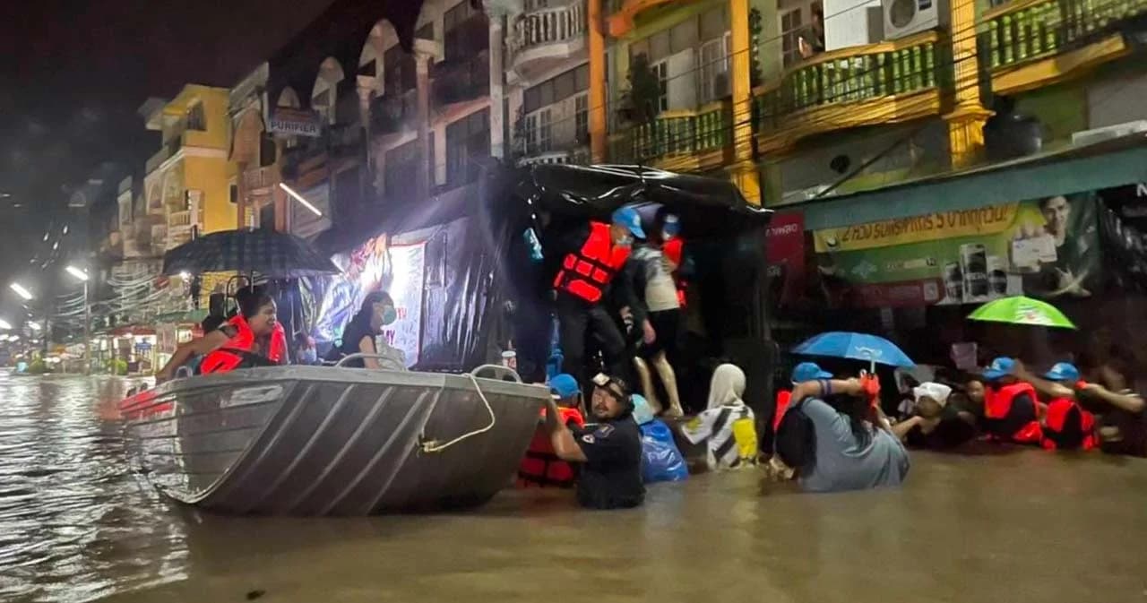 น้ำท่วมจันทบุรีกลางดึก ระดมอพยพชาวบ้านทั้งคืน
