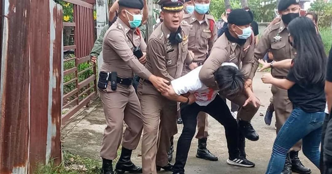 ขอนแก่น ปะทะเดือด ผู้ชุมนุม – ตร. รับพล.อ.ประวิตร ลงตรวจน้ำท่วม