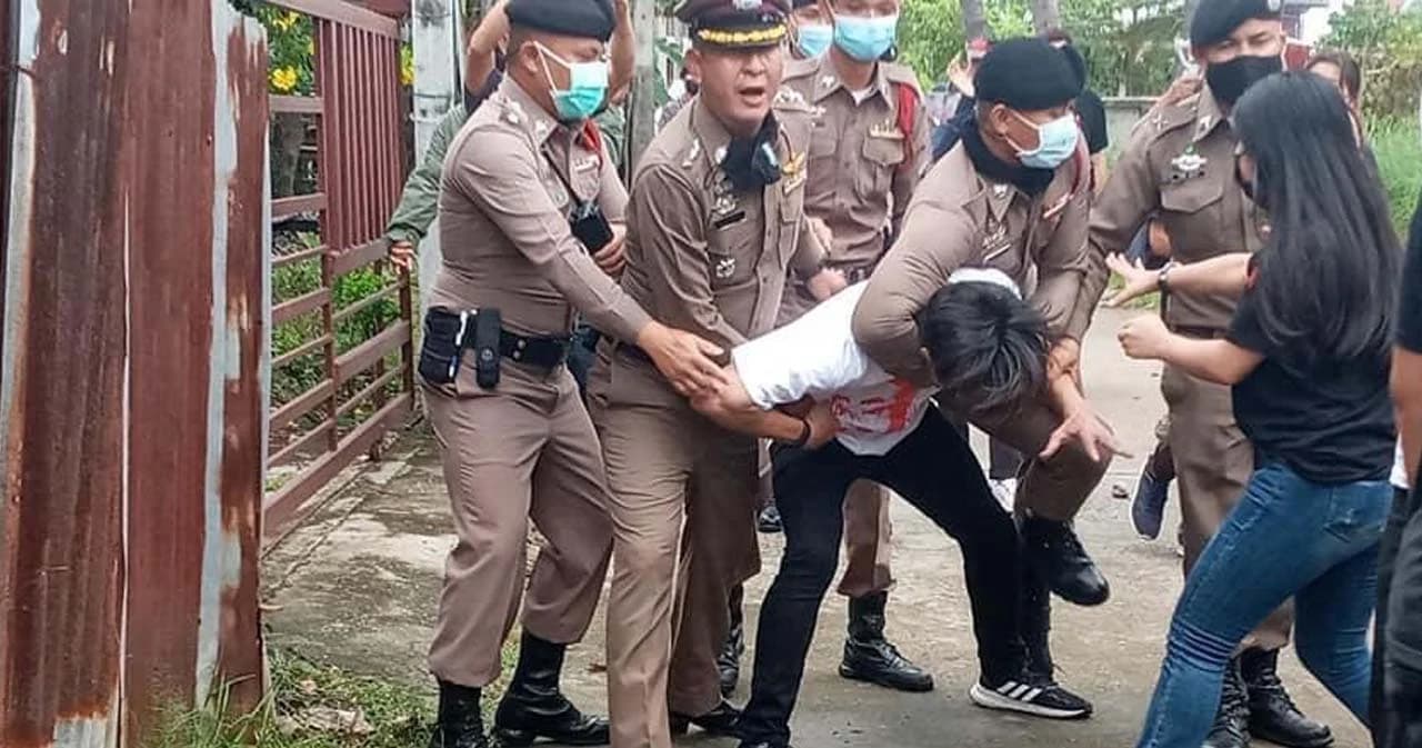 ขอนแก่น ปะทะเดือด ผู้ชุมนุม – ตร. รับพล.อ.ประวิตร ลงตรวจน้ำท่วม