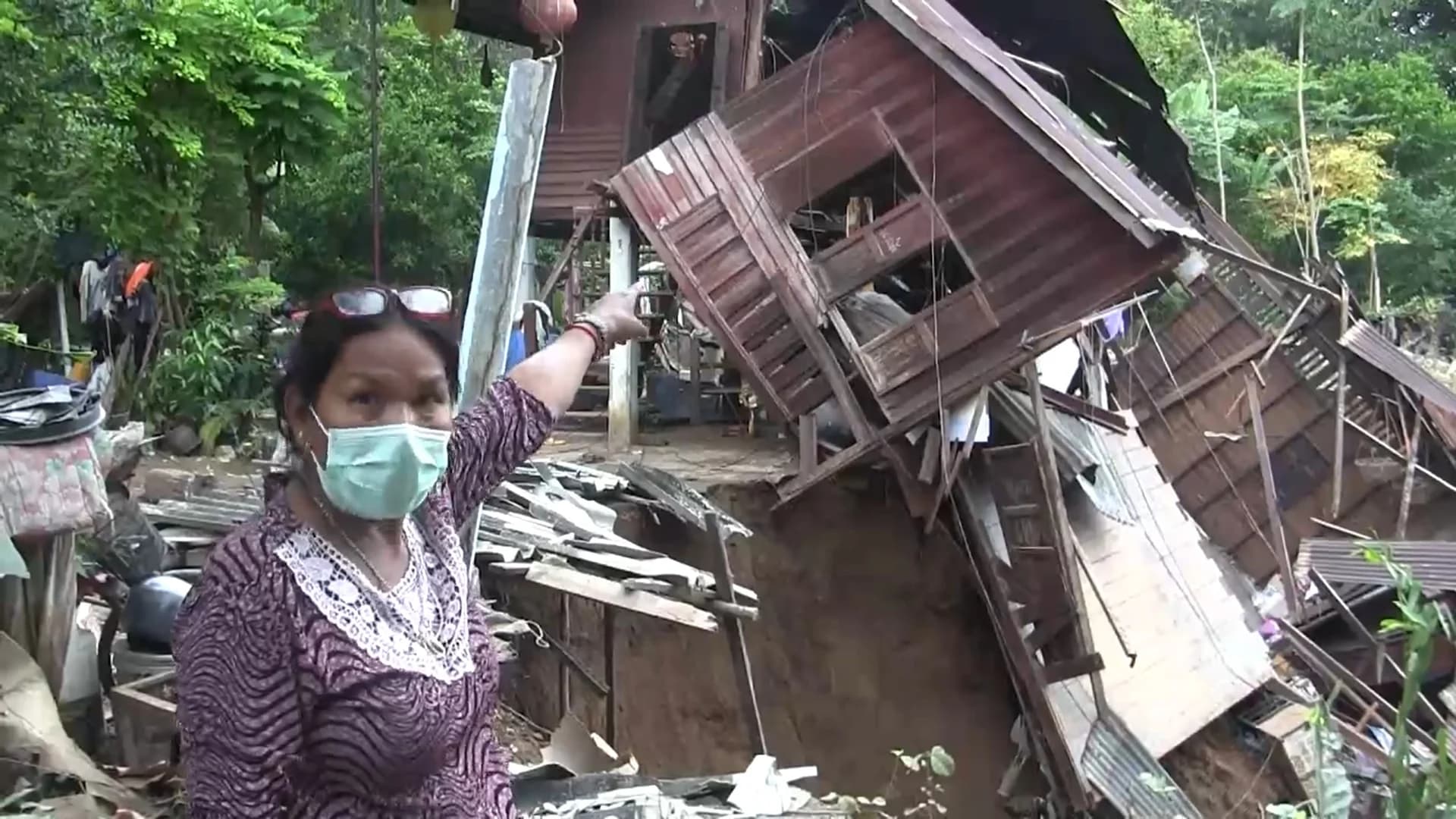 ชาวบ้านร้องชลประทาน ดินสไลด์ทำบ้านริมตลิ่งทรุดเสียหายหนัก หลังน้ำป่าสักไหลท่วม