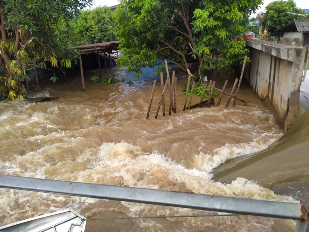 น้ำท่วมยังหนัก จ.นครราชสีมายังไม่คลี่คลาย ขณะที่สิงห์บุรีพนังกั้นน้ำแม่น้ำเจ้าพระยาแตก