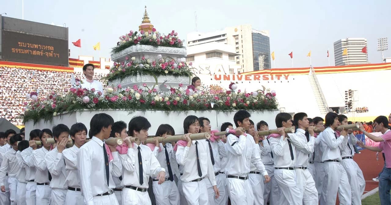 เปิดที่มา ‘อัญเชิญพระเกี้ยว’ ร่วมงานฟุตบอลจุฬาฯ-ธรรมศาสตร์ สร้างภาพลักษณ์-จุดดึงดูดผู้ชม