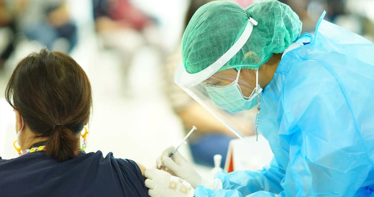 พรุ่งนี้เปิดจองฉีดเข็ม 3 แอสตร้าฯ ผ่าน 4 ค่ายมือถือ