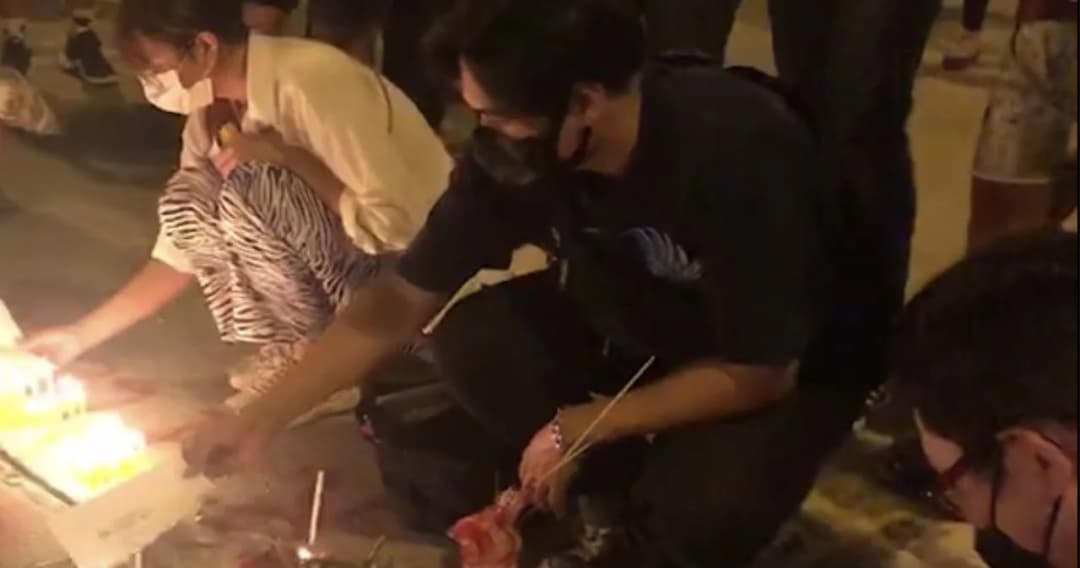 จุดเทียน-วางดอกไม้ ไว้อาลัยเยาวชน15 ปี หน้า สน.ดินแดง เกิดเหตุชุลมุนระหว่างทำกิจกรรม