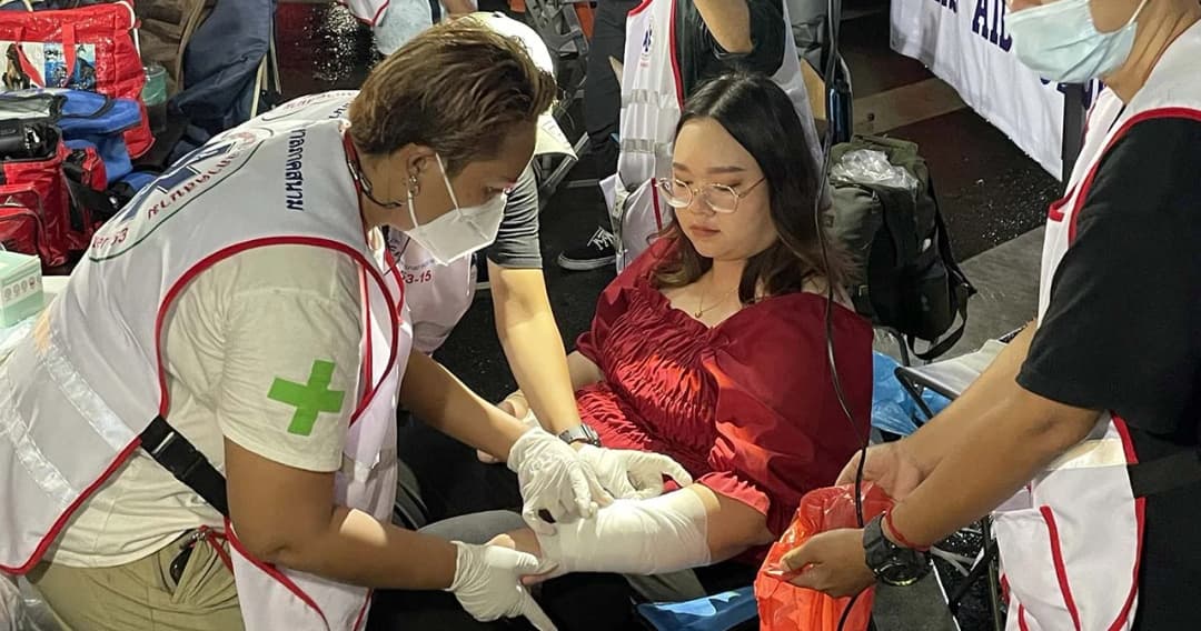 ‘รุ้ง ปนัสยา’ กรีดแขนแสดงจุดยืน เรียกร้องเลิก ม.112 -ขอสิทธิประกันตัวผู้ต้องหาการเมือง