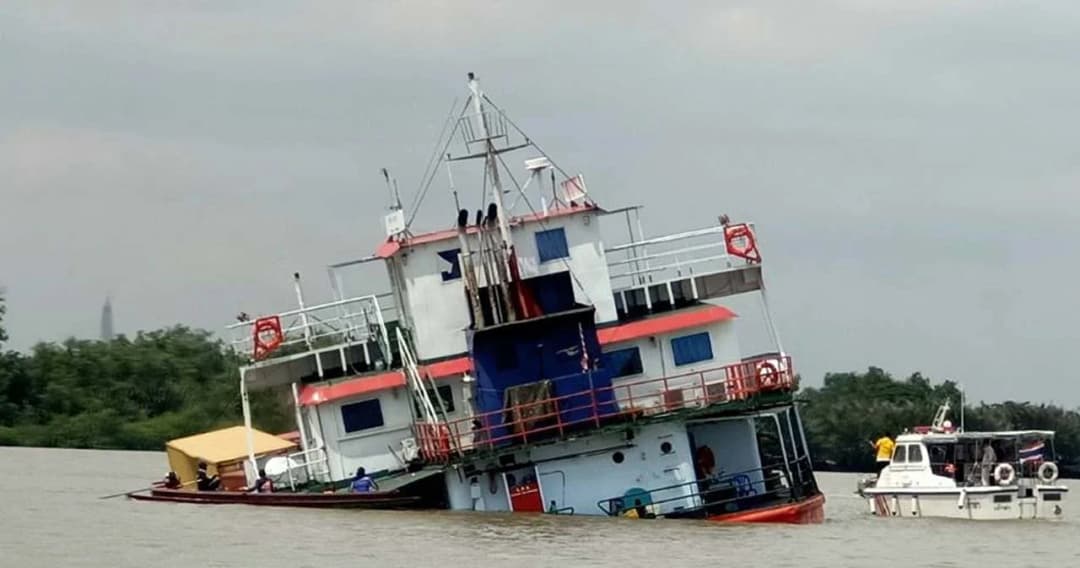 เรือบรรทุกตู้คอนเทนเนอร์ ชนกันกลางแม่น้ำเจ้าพระยา