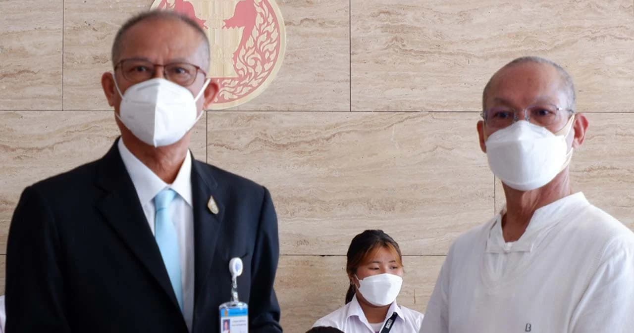 อดีตพุทธะอิสระ ยื่นกว่า 2 แสนรายชื่อ ถึงประธานสภาฯ คัดค้านแก้ มาตรา 112