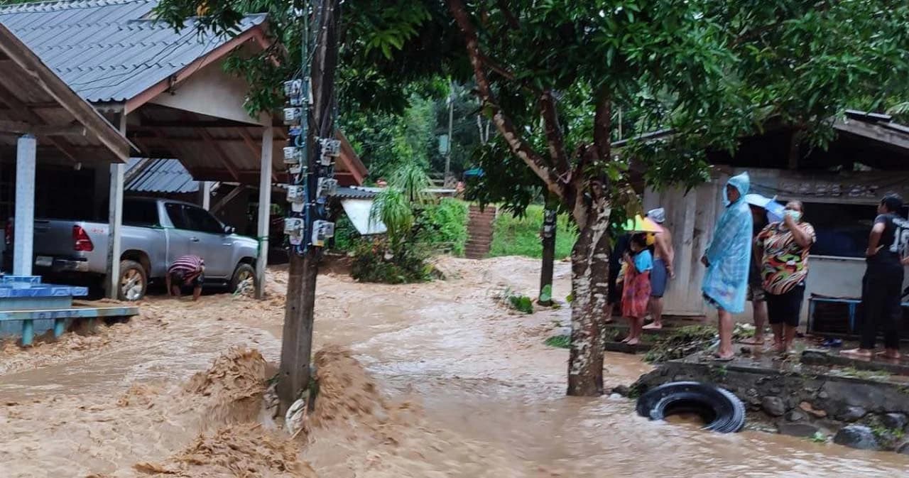 ปภ. รายงาน ฝนตกหนัก น้ำป่าทะลักท่วม 3 จังหวัดใต้