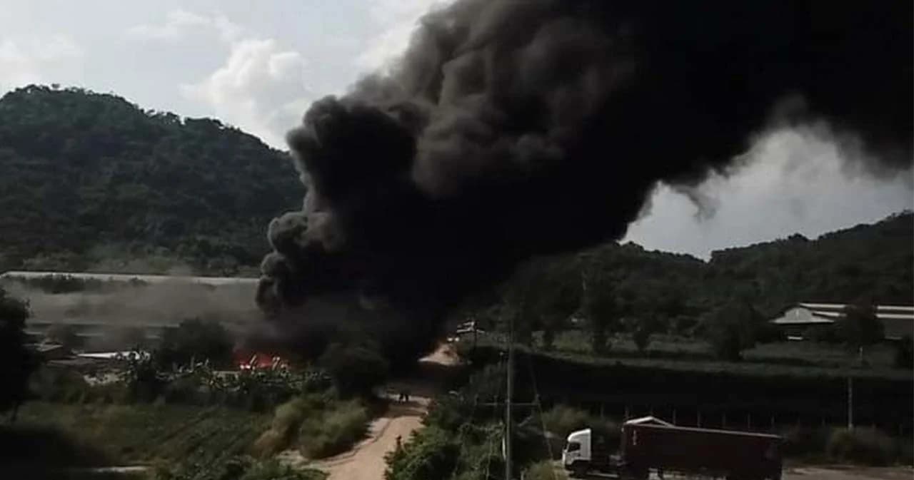 ไฟไหม้โรงงานรีไซเคิล จ.ระยอง กว่า 2 ชม. ยังควบคุมเพลิงไม่ได้ อาคารเริ่มทรุด