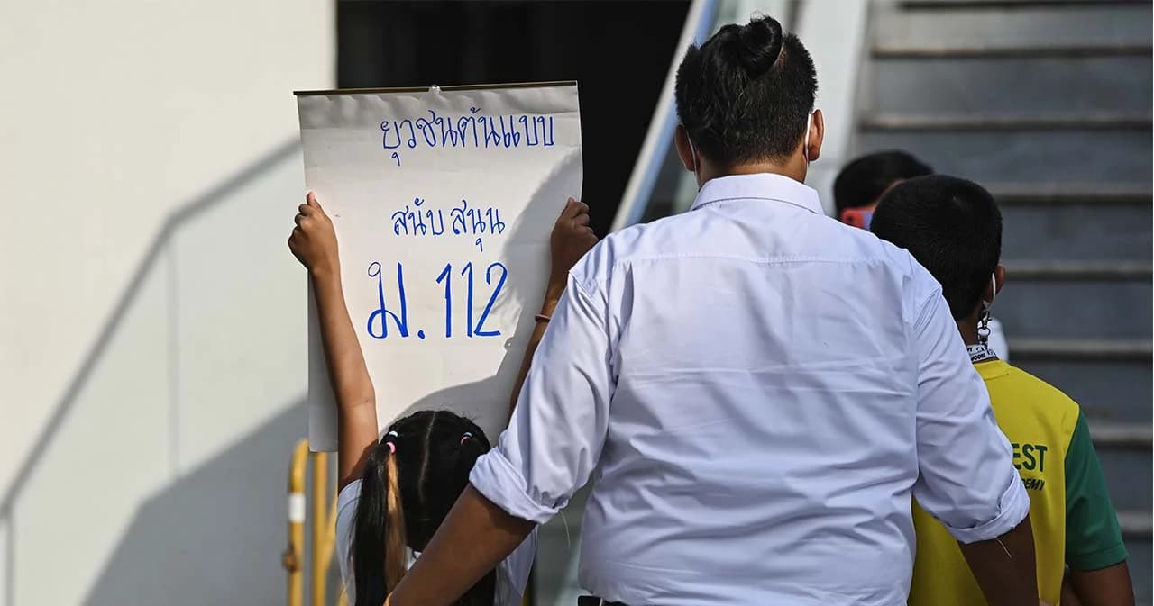 กลุ่มไทยรักษา ตั้งโต๊ะลงชื่อคัดค้านการยกเลิกหรือแก้ไข ม.112