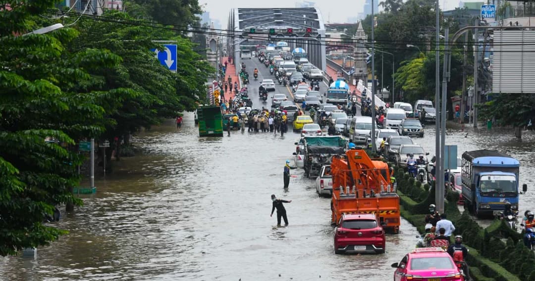 น้ำทะเลหนุนสูง หลายพื้นที่ กทม. –  สมุทรปราการ การจราจรติดขัดหลายเส้นทาง 