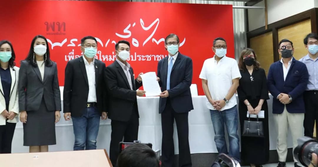 กลุ่มพลเมืองเพื่อผู้ต้องขังทางการเมือง ยื่นหนังสือพรรคเพื่อไทย จี้ทวงสิทธิประกันตน
