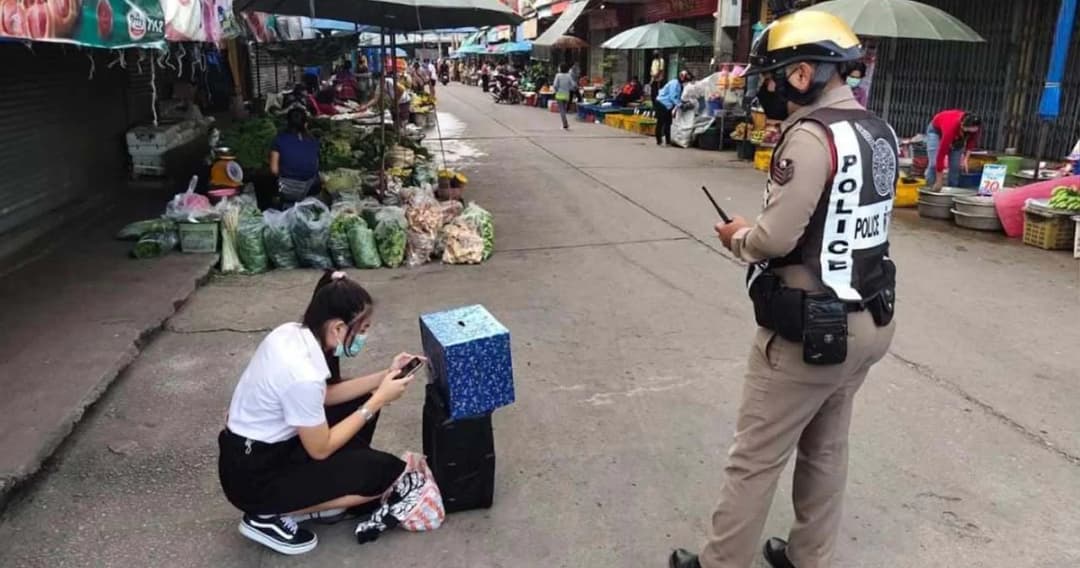 นศ.สาว เปิดหมวกร้องเพลงหาทุนเรียน ถูกคนแจ้งตำรวจ เสียงดังรบกวน