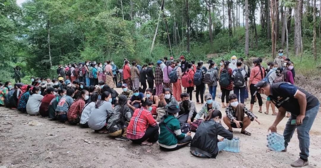 จับชาวเมียนมา 133 คน ทะลักเข้าไทยต่อเนื่อง ผ่านชายแดน อ.ไทรโยค จ.กาญจนบุรี มีค่านายหน้าหลักหมื่น