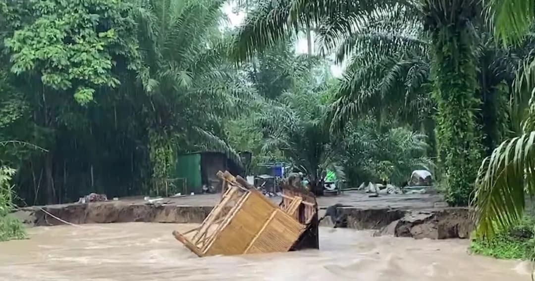 วิกฤตน้ำท่วม จ.ชุมพร ทางรถไฟ – ถนนสายเอเชีย 41 เป็นอัมพาต พื้นที่น้ำท่วมขยายวงกว้าง 8 อำเภอ