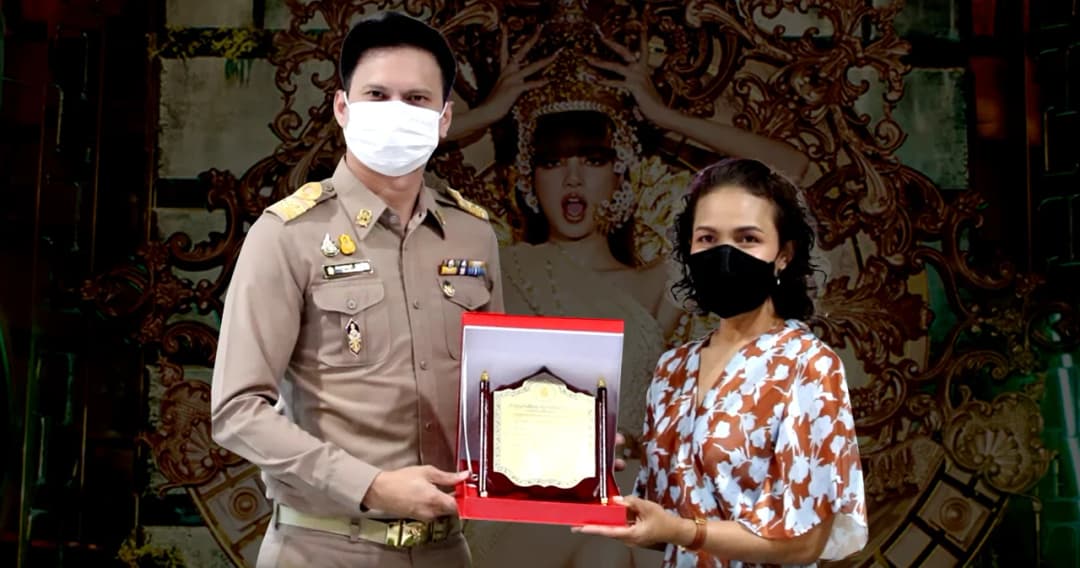 ศึกษาธิการ จ.บุรีรัมย์ มอบโล่เชิดชูเกียรติ ลิซ่า BLACKPINK เป็นตัวอย่างที่ดีเยาวชน 