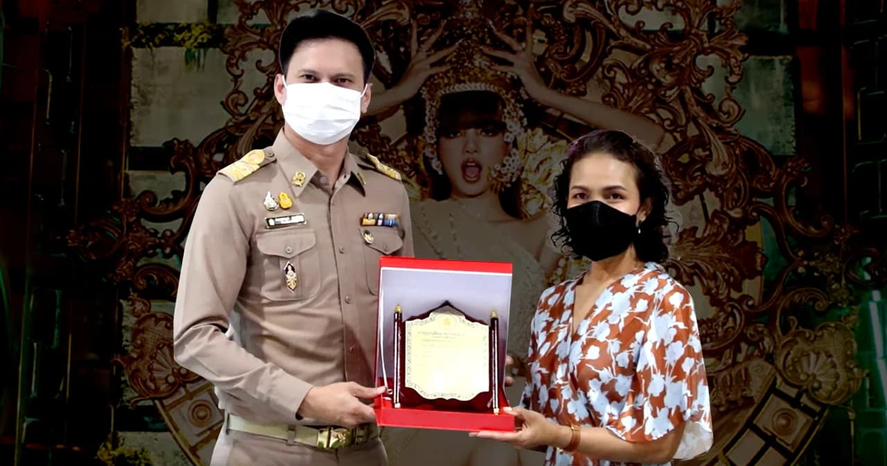 ศึกษาธิการ จ.บุรีรัมย์ มอบโล่เชิดชูเกียรติ ลิซ่า BLACKPINK เป็นตัวอย่างที่ดีเยาวชน