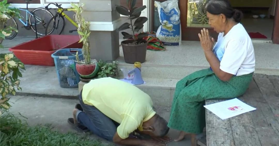 โค้งสุดท้ายเลือกตั้ง อบต. ผู้สมัคร ก้มกราบเท้าชาวบ้าน ขอคะแนนเสียง