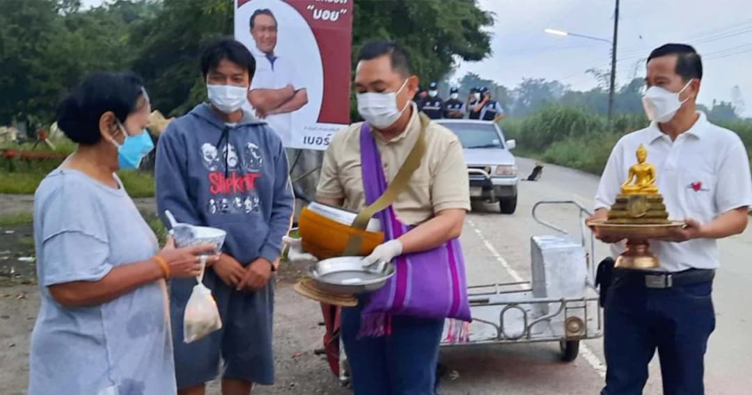 นายอำเภอ อุ้มพระพุทธรูปออกบิณฑบาตแทนพระ หลังเจ้าอาวาสติดโควิด-19