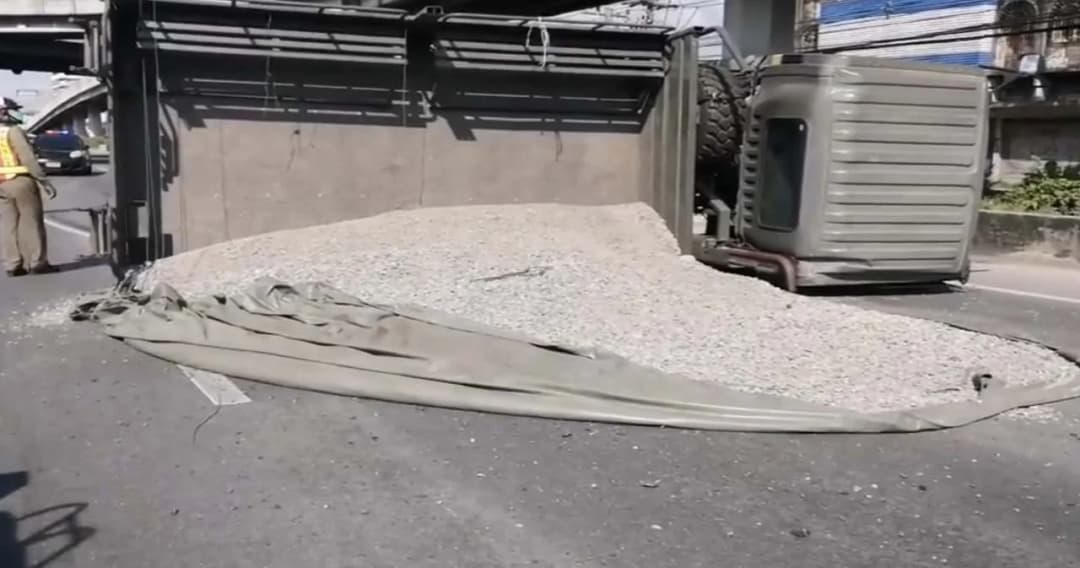 อุบัติเหตุ ‘รถทหาร’ บรรทุกหินเสียหลัก พลิกขวางถนน