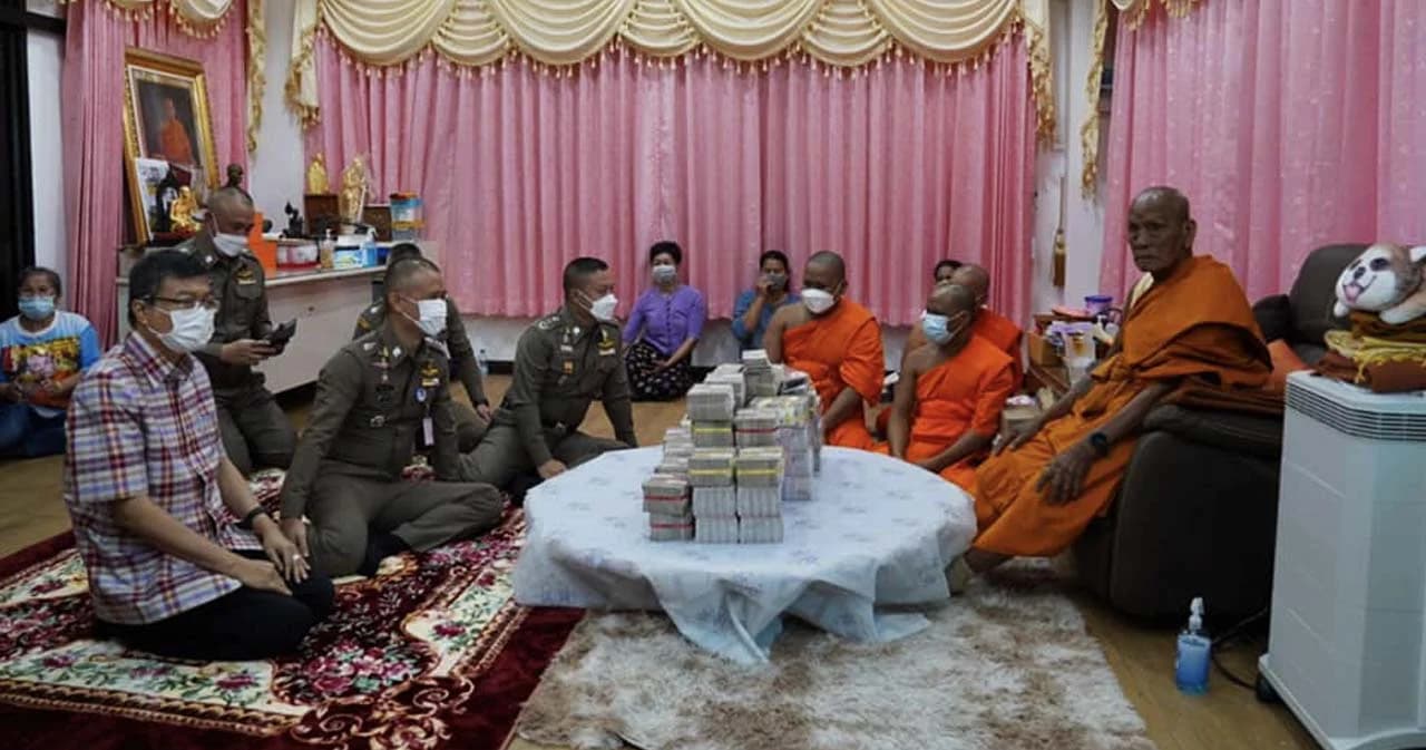 หอบเงินสดกว่า 63 ล้าน คืนเจ้าอาวาส วัดห้วยด้วน หลังไวยาวัจกรโกงเงินทำบุญเข้าบัญชีส่วนตัว