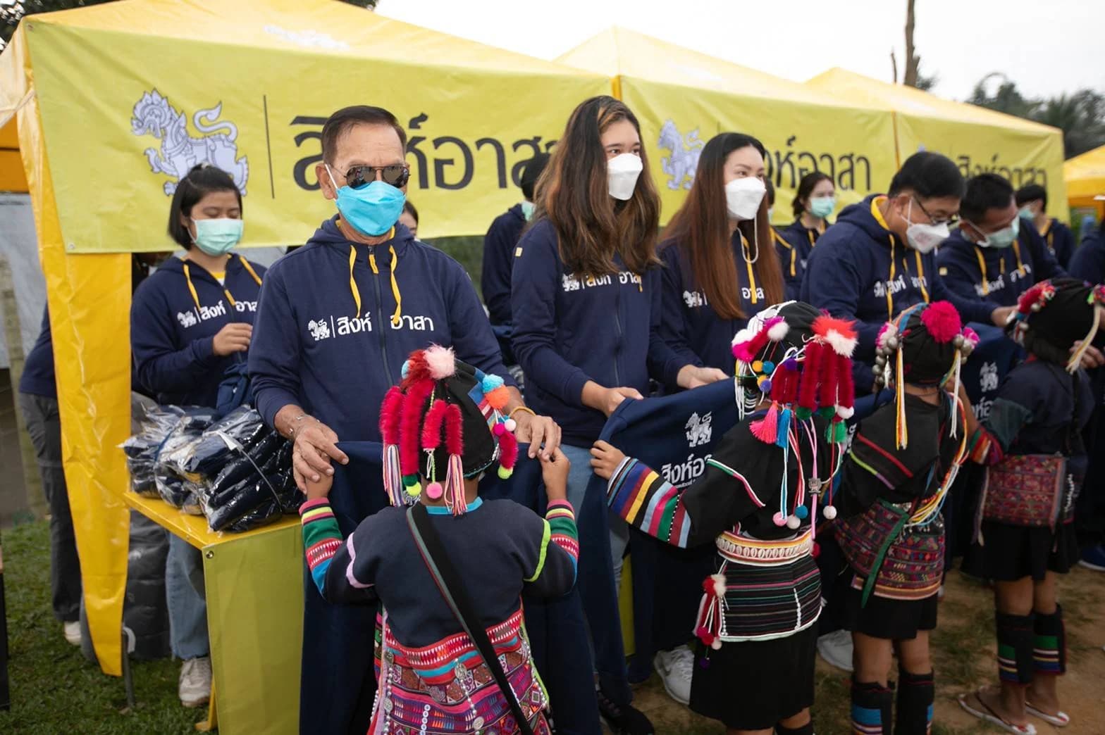 สิงห์อาสาขึ้นดอย มอบเสื้อกันหนาว นำร่องบ้านลาหู่ อ.แม่จัน จ.เชียงราย