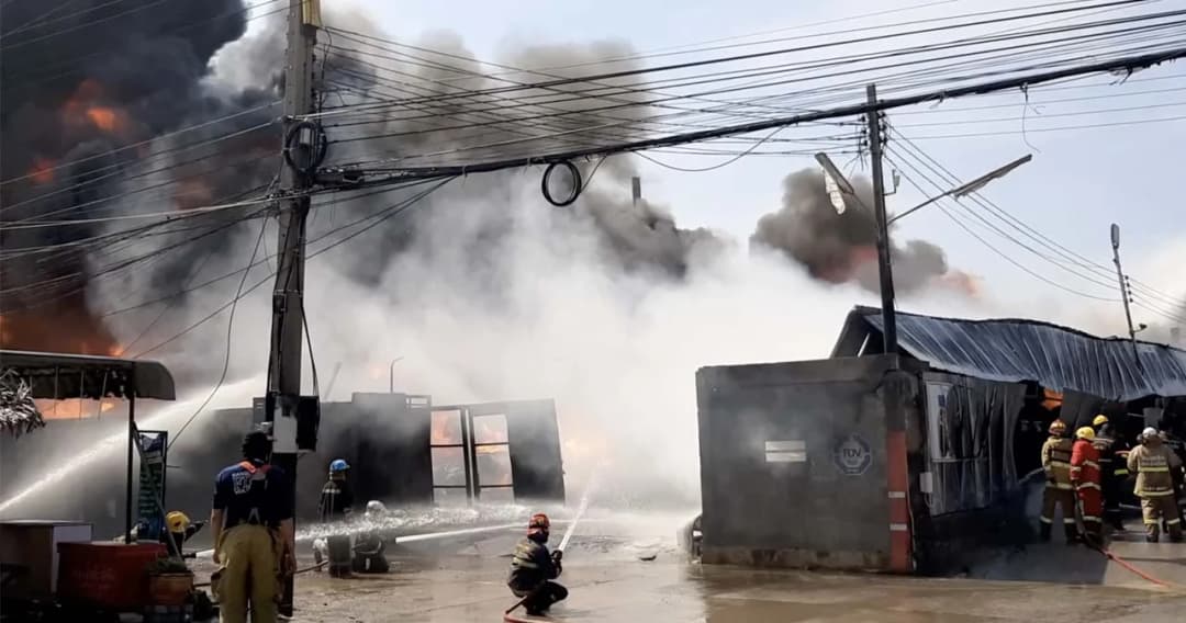 คุมได้แล้ว ไฟไหม้โกดังเก็บน้ำมันเครื่อง ย่านอ้อมใหญ่ จ.นครปฐม คาดเสียหายกว่า 40 ล้าน