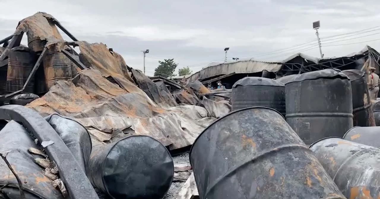 รวบหัวหน้าแผนกคลังสินค้า วางเพลิงโกดังเก็บน้ำมัน ต.อ้อมใหญ่ วอด 40 ล้าน