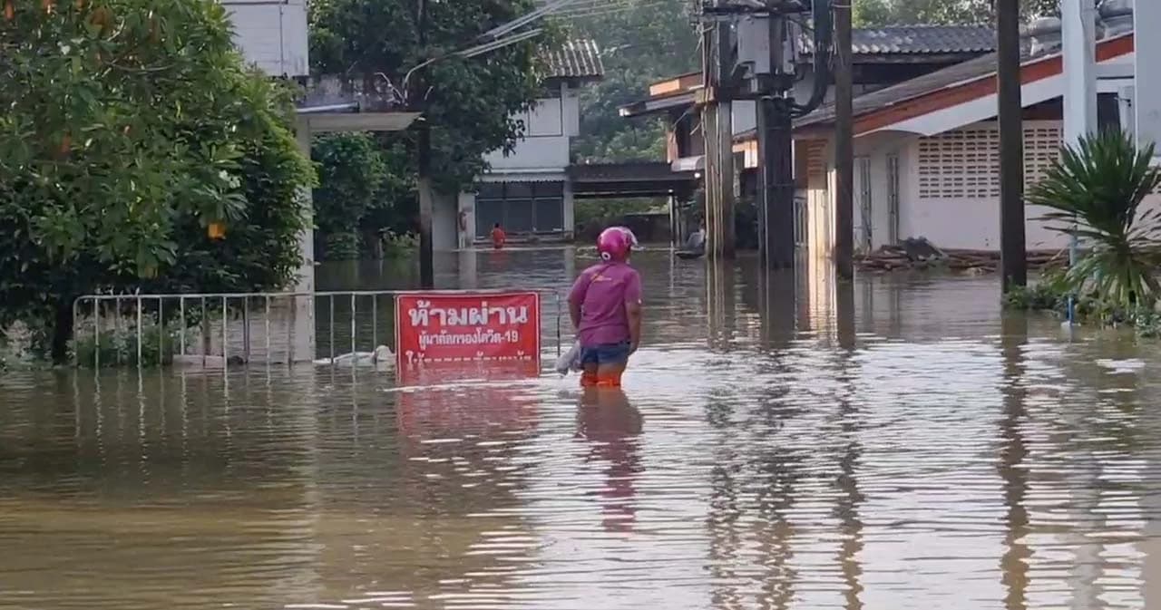 น้ำท่วม ศูนย์ตรวจโควิด สสจ.นครศรีธรรมราช ต้องปิดชั่วคราว