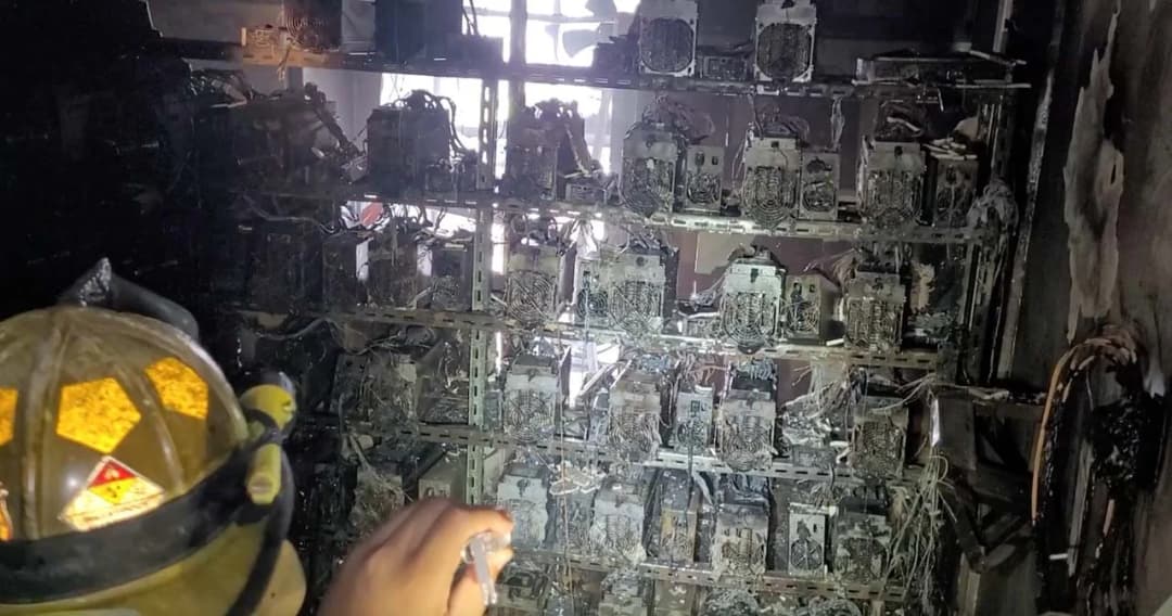 ไฟไหม้เหมืองขุดบิทคอยน์ จ.เชียงใหม่ เสียหายนับล้านบาท 