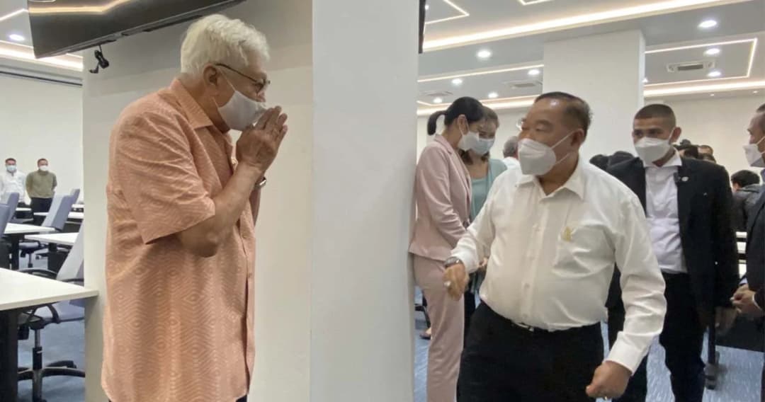 ‘ประวิตร’ เปิดตัวรับ ‘พิเชษฐ’ หลังยุบพรรคประชาธรรมไทย ย้ายซบพรรคพลังประชารัฐ